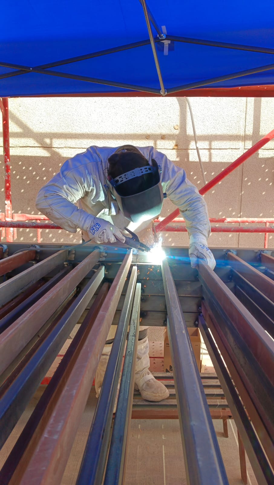 SOLDADOR FABRICANDO ESTRUCTURAS METÁLICAS