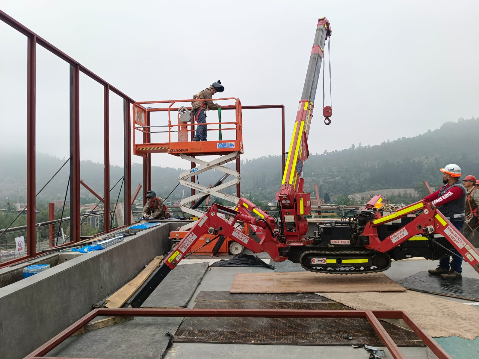 CIERRE PERIMETRAL EN ALTURA · MONTAJE CON EQUIPO ESPECIALIZADO