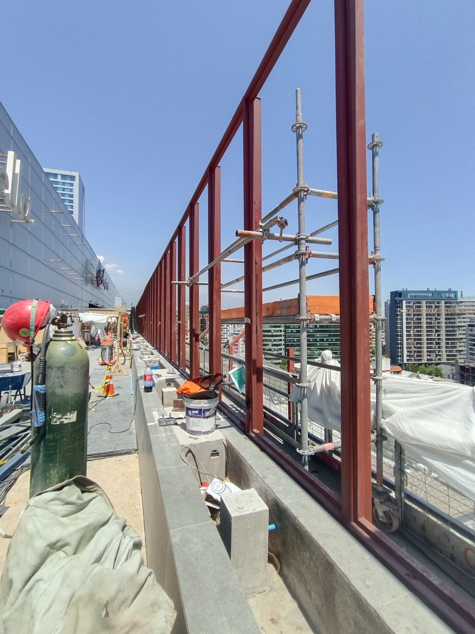 ESTRUCTURA METÁLICA EN ALTURA · COSTANERA CENTER